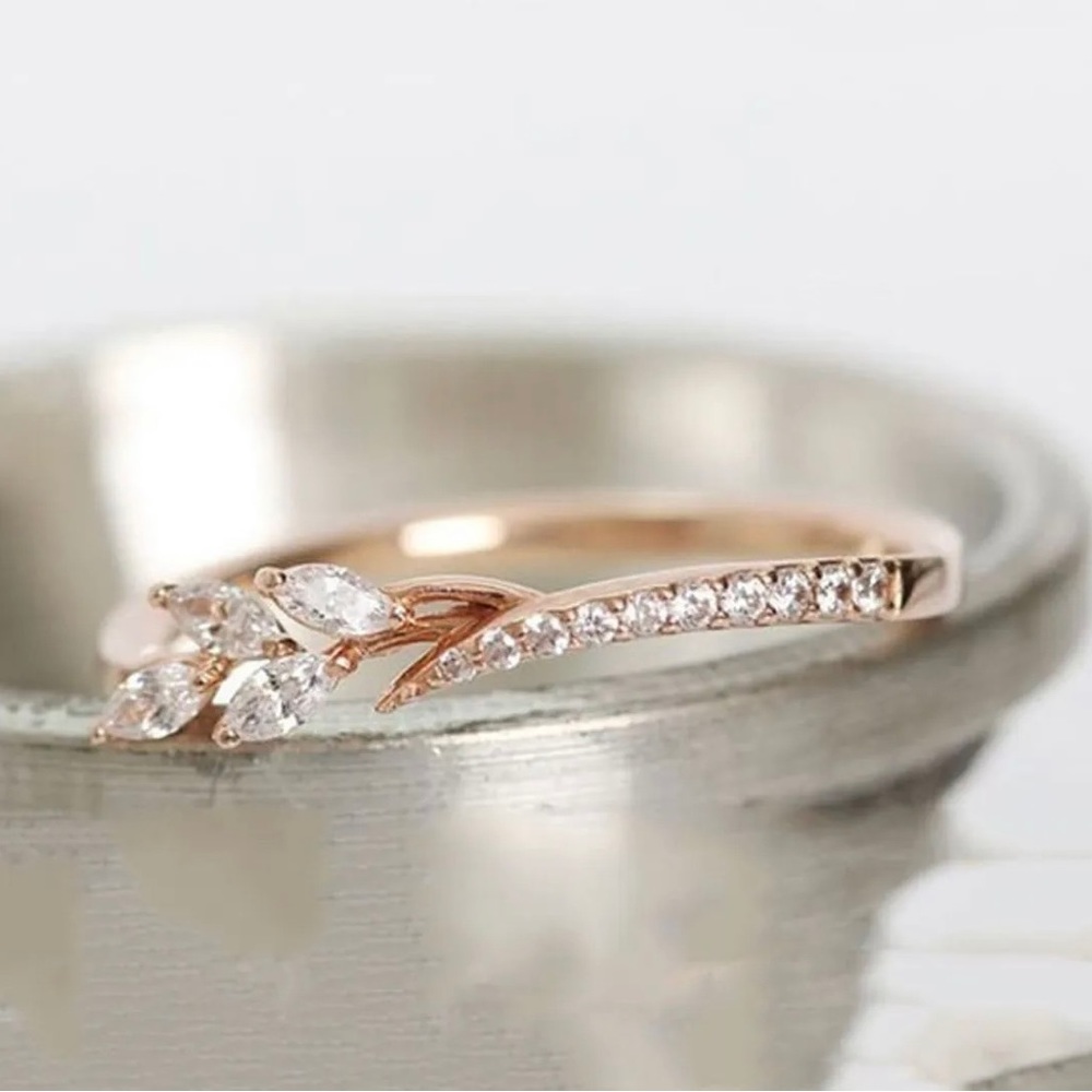 Glamorous Rose Gold Zircon Ring - Picture 4 of 8